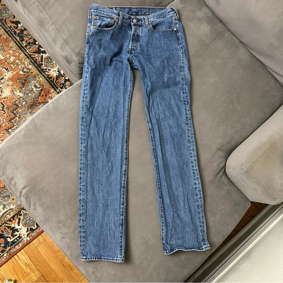 Levis 501 Jeans Mens 32x34 Blue Denim Pants Faded Washed Out Button Fly Workwear - Picture 1 of 12